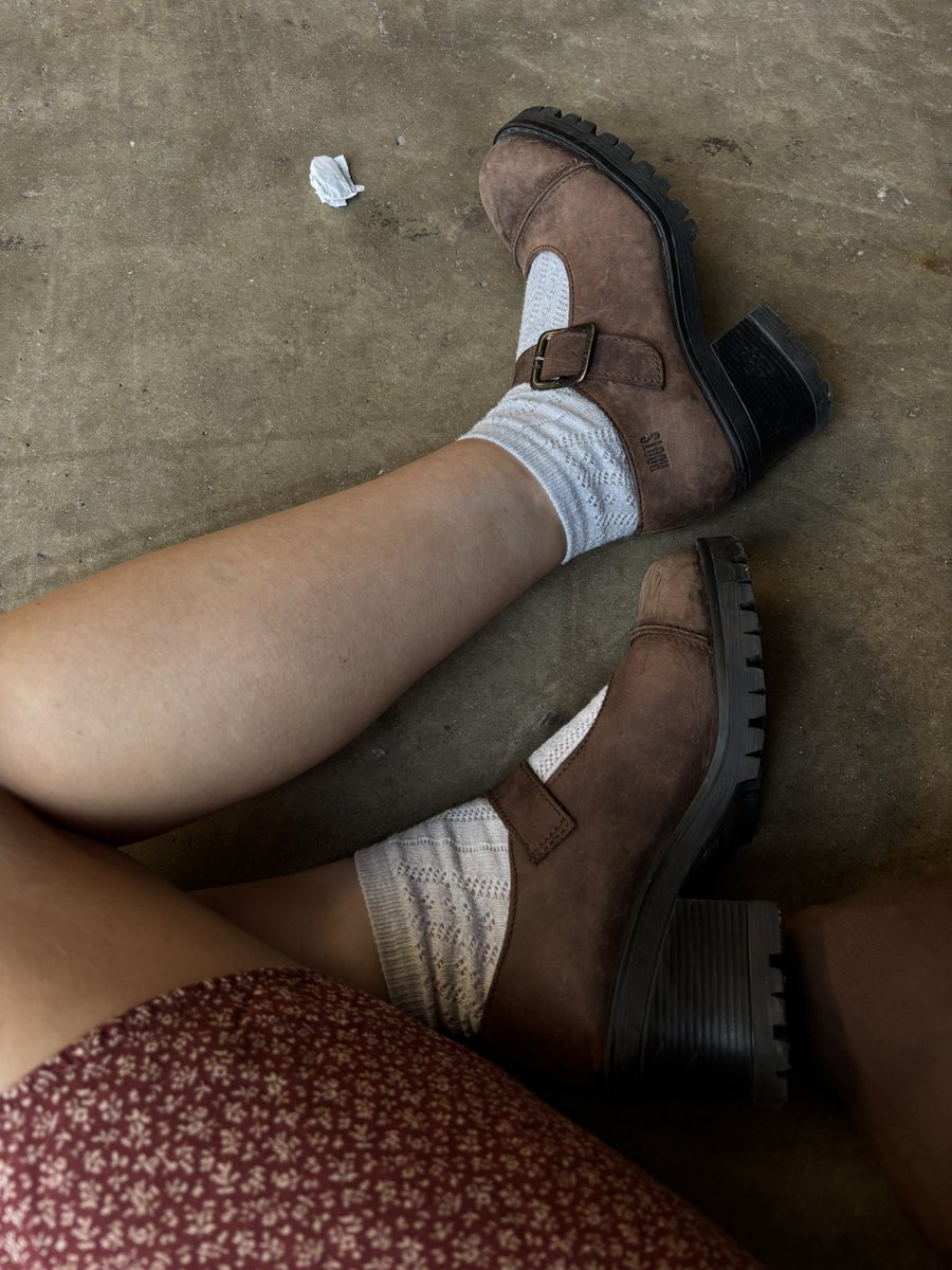 F4MK33's tweet photo. lowkey resting on the floor cus my feet hurt sm anyways i bought 24 raffles so i hope i win something please https://t.co/JCpHVnQgKV
