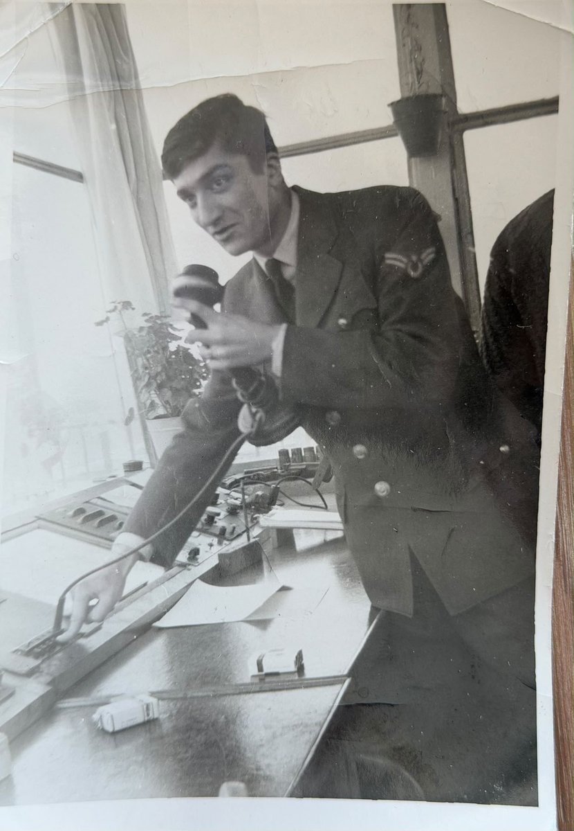 selvacam's tweet photo. BABAM ANILARIM VE ANKARAM 

Çocukluğumun Ankara’sının kanatları Etimesgut semalarına açılırdı.

Rahmetli Babam Taha Fadıl Ağım, daha 6 yaşında babasız kalmış, kendi gayretiyle erkenden hayata atılmak için askeri okula gitmiş ve mezuniyet sonrası Hava Kuvvetlerinde kule operatörü olarak göreve başlamış. 1961 de başladığı ve farklı illerde görev yaptıktan sonra tekrar gelerek emekliğine kadar çalıştığı Ankara Etimesgut Havalimanı’nda çocukluğumuzun büyülü dünyasında pistler, uçaklar ve gökyüzü vardı. Henüz beş yaşlarında bir kız çocuğuyken bana oldukça büyük görünen kule binasını hayranlıkla seyrederdim. Söylediğim bir şarkı karşılığında bana armağan ettiklerine çocuk aklıyla inandığım kırmızı küçük kanatlı uçağı her gördüğümde heyecanlanır, yanımdakilere bana ait olduğuna inandırmaya çalıştırdım.

Çocukluk hafızası insanın en sadık yol arkadaşı. Aradan yıllar geçse de bazı görüntüler silinmiyor. Hastalandığımızda gittiğimiz Etimesgut’taki askerî hastane, pistin üzerine yansıyan güneş, kuleye girip çıkan üniformalı insanlar, o zamanlar devasa görünen askeri araçlar, havalanan uçakların sesi ve gökyüzüne duyduğum hayranlık… Sanki dün gibi. 

Babamın Kıbrıs Barış Harekâtı ile ilgili bize anlattığı anıları...
Çocuk aklımla o günlerin anlamını kavrayamasam da babama baktığımda yalnızca uçakların uçmasını sağlayan bir asker değil; vatan hizmetine adanmış bir ömrü görürdüm. 

Zaman geçti, Ankara büyüdü. Şehrin silueti değişti, yeni nesiller geldi. Fakat insanın çocukluğu büyümüyor. Bir şehir değişse de çocuklukta kurulan bağlar hafızada yaşamaya devam ediyor.

Geçtiğimiz hafta Sayın Cumhurbaşkanımız @RTErdogan’ın teşrifleriyle gerçekleşen Ankara Havalimanı’nın açılış törenindeydik. Başkentimize kazandırılan bu büyük eser, yalnızca yeni bir ulaşım yatırımı değil; Ankara’nın geleceğine açılan güçlü bir kapı niteliğinde. Modern altyapısıyla, stratejik konumuyla ve artan kapasitesiyle Ankara’nın dünyaya daha güçlü bağlanmasına katkı sunacak önemli bir vizyon projesi.

Tören alanında konuşmaları dinlerken kendimi bir an yıllar öncesinde buldum. Yeni havalimanından, çocukluğumun Etimesgut’una doğru kısa bir yolculuk yaptım.

Çocukluğunuzu, gençliğinizi geçirdiğiniz şehrin her bir köşesinde anı biriktirdiğiniz için bazen çocukluğumuzdan bir sahne çıkıp geliyor işte karşınıza. O gün Ankara’nın yeni havalimanına bakarken, babamla ne çok anı biriktirmişiz diye düşündüm.
Babam bize yalnızca bir hayat değil; merhamet ve dürüstlük ile bezenmiş bir karakter, bir duruş, bir vefa, millete hizmet etme disiplini ve bir hafıza miras bıraktı.

Babamı 2023 yılında Hacı Bayram’dan Rabbimize dualarımızla yolcu ettik.

Şimdi Ankara semalarında yükselen her uçak bana biraz çocukluğumu, biraz Ankara’yı ve biraz da babamı hatırlatıyor.
Bugün #babalargünü bu vesile ile tüm babalarımızın günü kutlu olsun. 

Başta canım babam olmak üzere ahirete göç eden, ebedi yurduna kavuşan bütün babalarımıza Allah’tan rahmet diliyorum. Mekanları cennet olsun. Peygamber Efendimiz (sas)’e komşu olsunlar inşallah...