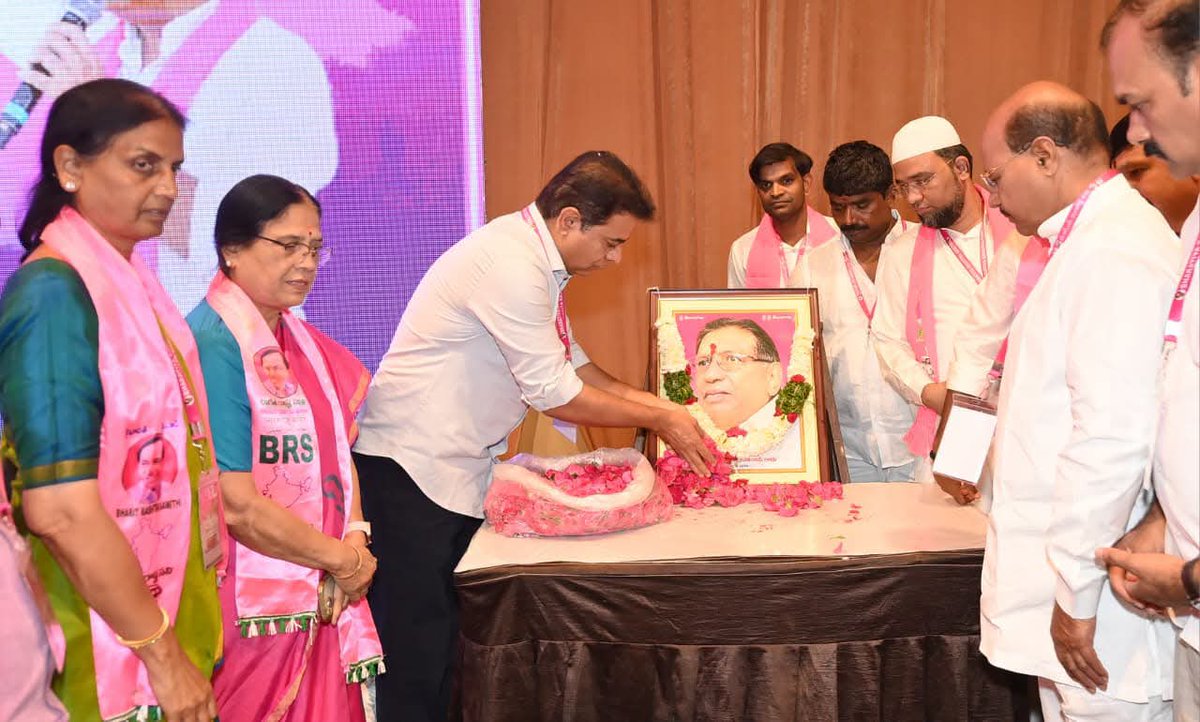 Legend_KTR's tweet photo. తెలంగాణ సిద్ధాంతకర్త ఆచార్య కొత్తపల్లి జయశంకర్ సార్ వర్ధంతి సందర్భంగా ఆయనకు @BRSparty వర్కింగ్ ప్రెసిడెంట్ @KTRBRS ఘన నివాళులర్పించారు. https://t.co/0GnBqSsOZe