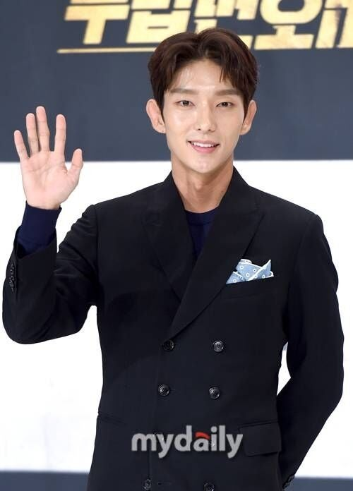 PortalJoonGiBR's tweet photo. 📰| 21.06.26 - VAMOS PASSAR PANO MESMO! Lee Joon-gi retorna aos cinemas como um poderoso vilão no filme histórico original da Netflix “Dochabi” ⚔️
🔗https://t.co/2foC6bbNV9
©trad. kor-eng: jg_k_drama_417
#LeeJoonGi #이준기 https://t.co/sxi1crX6Kt