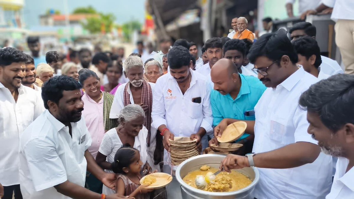 logintvk's tweet photo. நாமக்கல் மாவட்டம், நாமகிரிப்பேட்டை வடக்கு ஒன்றியத்திற்குட்பட்ட புதுப்பட்டி பகுதியில், மாண்புமிகு தமிழக முதலமைச்சர் திரு. ச.ஜோசப் விஜய் அவர்களின் பிறந்தநாளை முன்னிட்டு துலுக்க சூடாமணி அம்மன் கோயிலில் சிறப்பு அர்ச்சனை நடைபெற்றது.

தொடர்ந்து, தூய்மைப் பணியாளர்களுக்கு மரியாதை நிமித்தமாக சில்வர் பாத்திரங்கள் வழங்கப்பட்டன. மேலும், மாண்புமிகு வணிகவரித்துறை மற்றும் பத்திரப்பதிவுத்துறை அமைச்சர் திரு. த.லோகேஷ் தமிழ்ச்செல்வன் அவர்கள் முன்னிலையில் பொதுமக்களுக்கு அன்னதானம் வழங்கப்பட்டது.