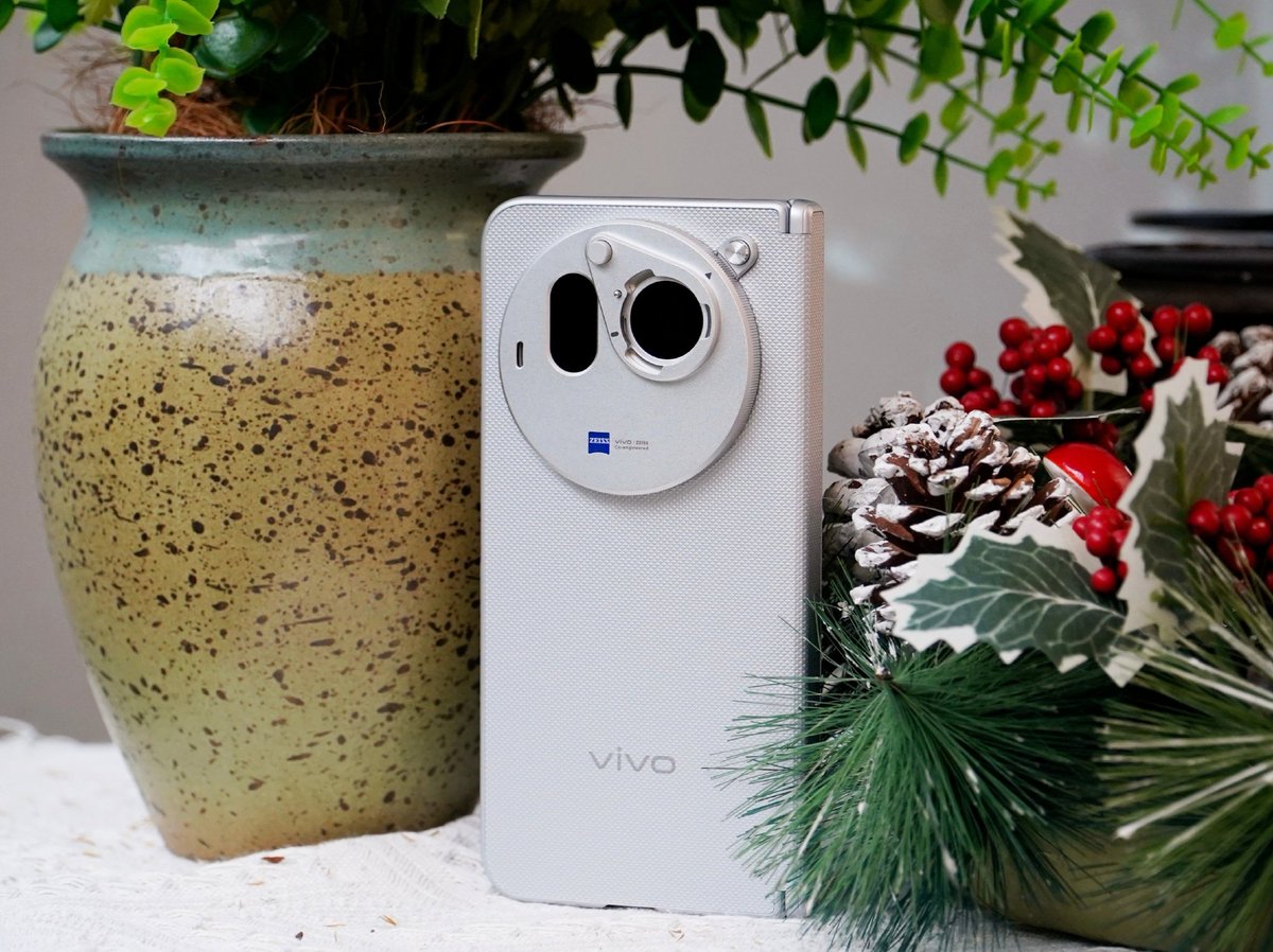ericmavrik's tweet photo. The vivo X Fold6 features a brand-new Blue Hole color scheme, shimmering with iridescent blue light under illumination, exuding a sophisticated and refined feel.

Its rounded corners make it incredibly soft, lightweight, and comfortable to hold. https://t.co/zO8viqXSyn