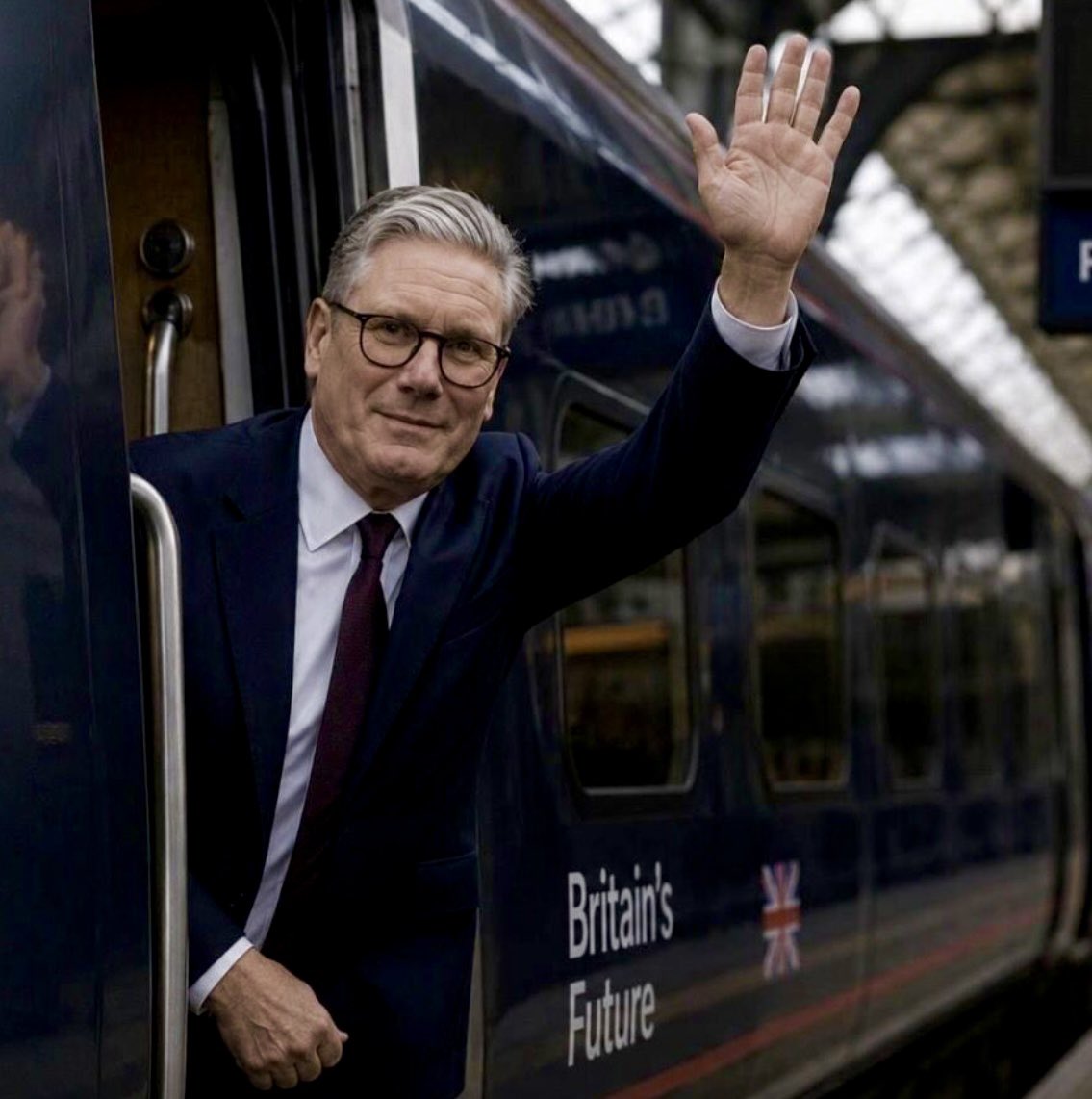 alexiafontana's tweet photo. ❗️UK: IL PREMIER SALUTA. 

Secondo la @BBC, lunedì il premien Keir #STARMER darà le #dimissioni.
La guerra in #Ucraina su cui gli ultimi leader inglesi hanno investito tutto non fa bene alla salute dei governi europei ed anche agli inglesi sempre più poveri e soggetti a restrizioni delle libertà civili. 

Sparito Starmer, la #UE riuscirà comunque a DISTRUGGERCI e SPINGERCI verso la TERZA GUERRA MONDIALE?
