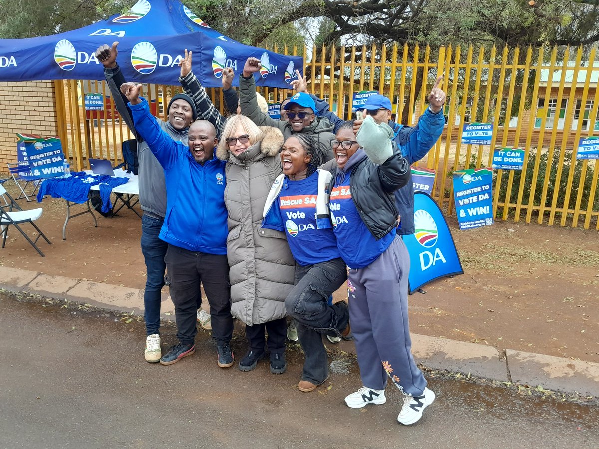 OubyTwice's tweet photo. 👀😍look who popped into my constituency this morning to say hi

Being the cameraman is so sad😭

...but non the less #BelieveInJoburg https://t.co/YOOhlO08Sy