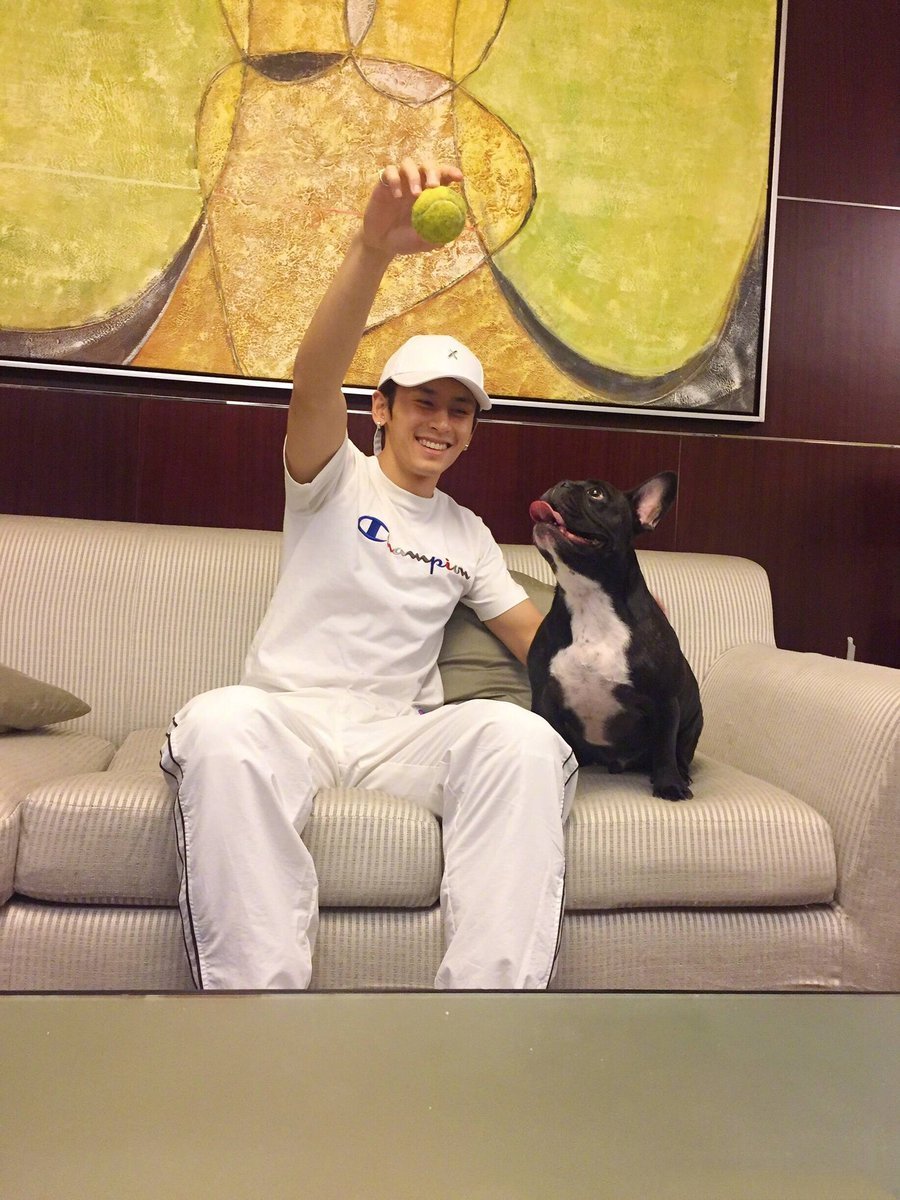 HaizheXzheHanTh's tweet photo. ในไลฟ์วันนี้ ฮั่นได้พูดถึงน้องลูฟี่ หรือ ลู่เฟย
น้องหมาที่จากไปแล้ว

"ลู่เฟยเป็นสุนัขที่จางเจ๋อฮั่นเลี้ยงไว้และมีความผูกพันกันอย่างลึกซึ้ง ต่อมาลู่เฟยตรวจพบเนื้องอกและมีสุขภาพทรุดลง เคยมีอาการหมดสติและถูกช่วยให้ฟื้นขึ้นมาได้ ครอบครัวจึงพอเตรียมใจไว้ล่วงหน้าแล้ว
วันหนึ่งในขณะที่จางเจ๋อฮั่นกำลังประชุม ครอบครัวโทรมาแจ้งข่าวว่าลู่เฟยจากไปแล้ว พร้อมวิดีโอคอลให้เขาเห็นลู่เฟยนอนอยู่ในวาระสุดท้าย จางเจ๋อฮั่นเล่าว่าเขาเห็นลู่เฟยลืมตาอยู่ ปิดตาไม่ลง ระหว่างที่กำลังคุยและเห็นภาพผ่านวิดีโอคอลนั้น หลังจากที่วางสายไปไม่นาน ครอบครัวสังเกตว่าลู่เฟยค่อย ๆ หลับตาลงอย่างสงบ ราวกับ “ตายตาหลับ”
หลังจากนั้น ครอบครัวได้จัดการพิธีอย่างเหมาะสม ทั้งการเผาและมีสถานที่สำหรับระลึกถึง รวมถึงเก็บปลอกคอของลู่เฟยไว้ด้วย
ต่อมา จางเจ๋อฮั่นตัดสินใจนำอัฐิของลู่เฟยติดตัวไปด้วยในทริปเดินทางไปทิเบต โดยเฉพาะการไปเดินวนรอบภูเขาไกรลาส ซึ่งเป็นสถานที่ศักดิ์สิทธิ์ เขามองว่าเป็นการพาลู่เฟยไป “เดินทางครั้งสุดท้ายร่วมกัน” ก่อนจะนำอัฐิไปฝังที่นั่น
จางเจ๋อฮั่นมองว่าลู่เฟยมีชีวิตที่ดี ได้รับการดูแลอย่างดี กินดีอยู่ดี ไม่มีความทุกข์ และถือว่าเป็นความสัมพันธ์ที่สมบูรณ์แล้ว การจากไปเป็นไปตามธรรมชาติของวัฏจักรชีวิต เขารู้สึกขอบคุณต่อวาสนาที่ได้พบกัน และเชื่อว่าเป็นการส่งเขาไปสู่การเดินทางครั้งถัดไปอย่างสงบ

#ZhangZhehan
#จางเจ๋อฮั่น
#张哲瀚 #張哲瀚 
#チャンジャーハン 
#장철한
#HaiZheWithZheHanThailand  🪼