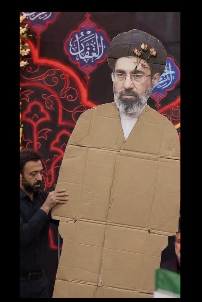 behzadisharif's tweet photo. @BanooyeMo گر پدر نیست
رهبر مقوایی هست هنوز😂 https://t.co/D7xyh2jWGk