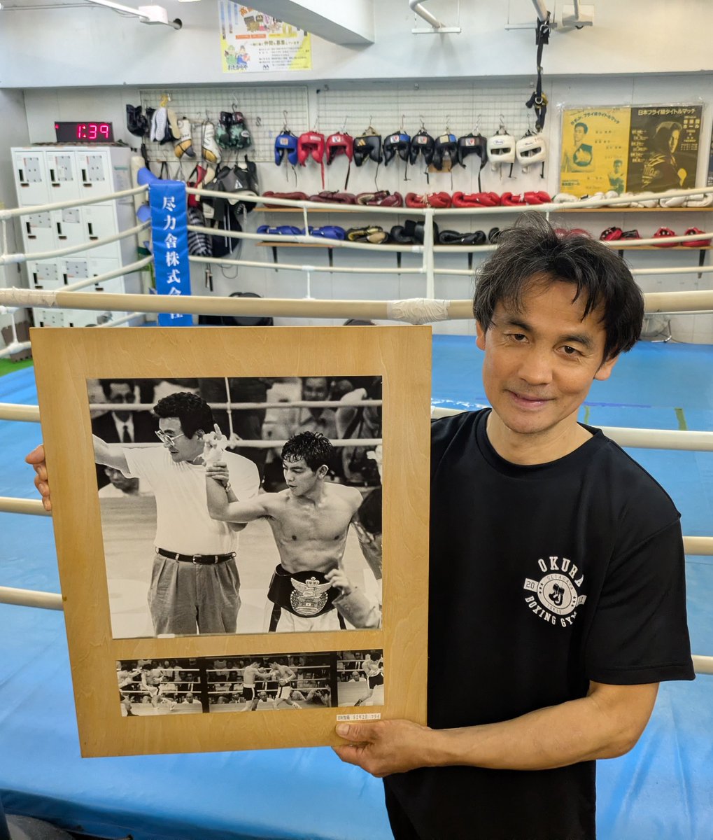 beat_macc's tweet photo. あの頃の私

元日本フライ級王者
#田村知範 さん
現在会長を務める世田谷オークラジムを訪ねた

「あの頃はイケイケだったからなぁ」と写真を手に30年前の現役時代を回想

一緒に写る西城正三さんとの師弟関係、ジムの豪華な指導陣を最新号で✅
 https://t.co/NicQpJrvvD https://t.co/2qEuXO0Mqb