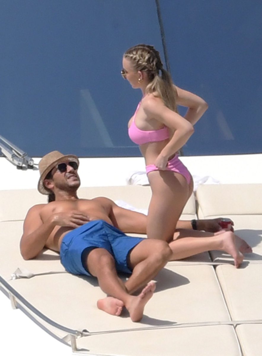 Muskan_nnn's tweet photo. Sydney Sweeney was seen kissing a mystery man on a yacht, and the internet is desperate to know who he is. 🥵 https://t.co/3b5r7M50Tk
