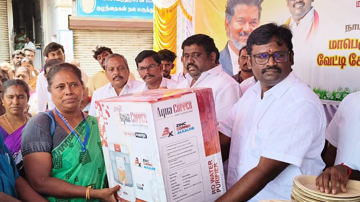 logintvk's tweet photo. நாமக்கல் மாவட்டம், இராசிபுரம் நகரம் சார்பாக மாண்புமிகு தமிழக முதலமைச்சர் திரு. ச.ஜோசப் விஜய் அவர்களின் பிறந்தநாளை முன்னிட்டு ,மாண்புமிகு வணிகவரித்துறை மற்றும் பத்திரப்பதிவுத்துறை அமைச்சர் திரு. த.லோகேஷ் தமிழ்ச்செல்வன், M.B.A., அவர்கள் பொதுமக்களுக்கு சேலைகள் மற்றும் வீட்டு உபயோகப் பொருட்களை வழங்கினார்.

தொடர்ந்து, பொதுமக்களுக்கு அன்னதானமும் வழங்கப்பட்டது.