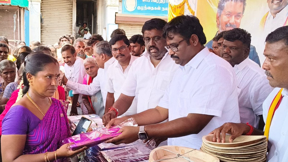 logintvk's tweet photo. நாமக்கல் மாவட்டம், இராசிபுரம் நகரம் சார்பாக மாண்புமிகு தமிழக முதலமைச்சர் திரு. ச.ஜோசப் விஜய் அவர்களின் பிறந்தநாளை முன்னிட்டு ,மாண்புமிகு வணிகவரித்துறை மற்றும் பத்திரப்பதிவுத்துறை அமைச்சர் திரு. த.லோகேஷ் தமிழ்ச்செல்வன், M.B.A., அவர்கள் பொதுமக்களுக்கு சேலைகள் மற்றும் வீட்டு உபயோகப் பொருட்களை வழங்கினார்.

தொடர்ந்து, பொதுமக்களுக்கு அன்னதானமும் வழங்கப்பட்டது.