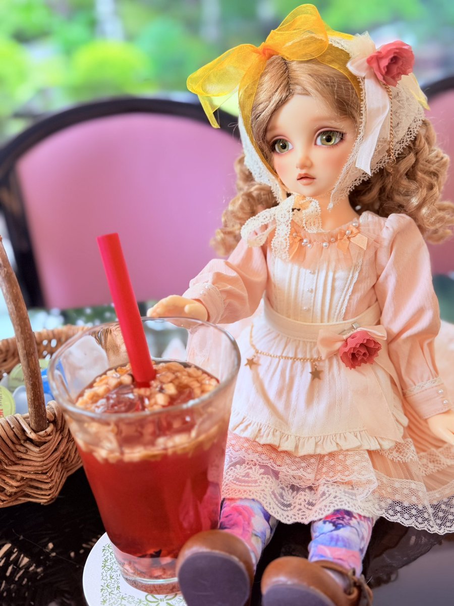 stjerne_roco's tweet photo. 地下にDearちゃんたちわらわら居てめちゃくちゃ可愛い空間でした…… コーデの辺りにいた白霞ちゃんもお迎えしたかった……お目めの色がかわいいね……😭

これは初めてお外に連れ出されたお嬢さん(結び目がおかしいのは不器用なオーナーのせいです🎀)

#DearSD #うちのこかわいい https://t.co/l1OUz3YJCj