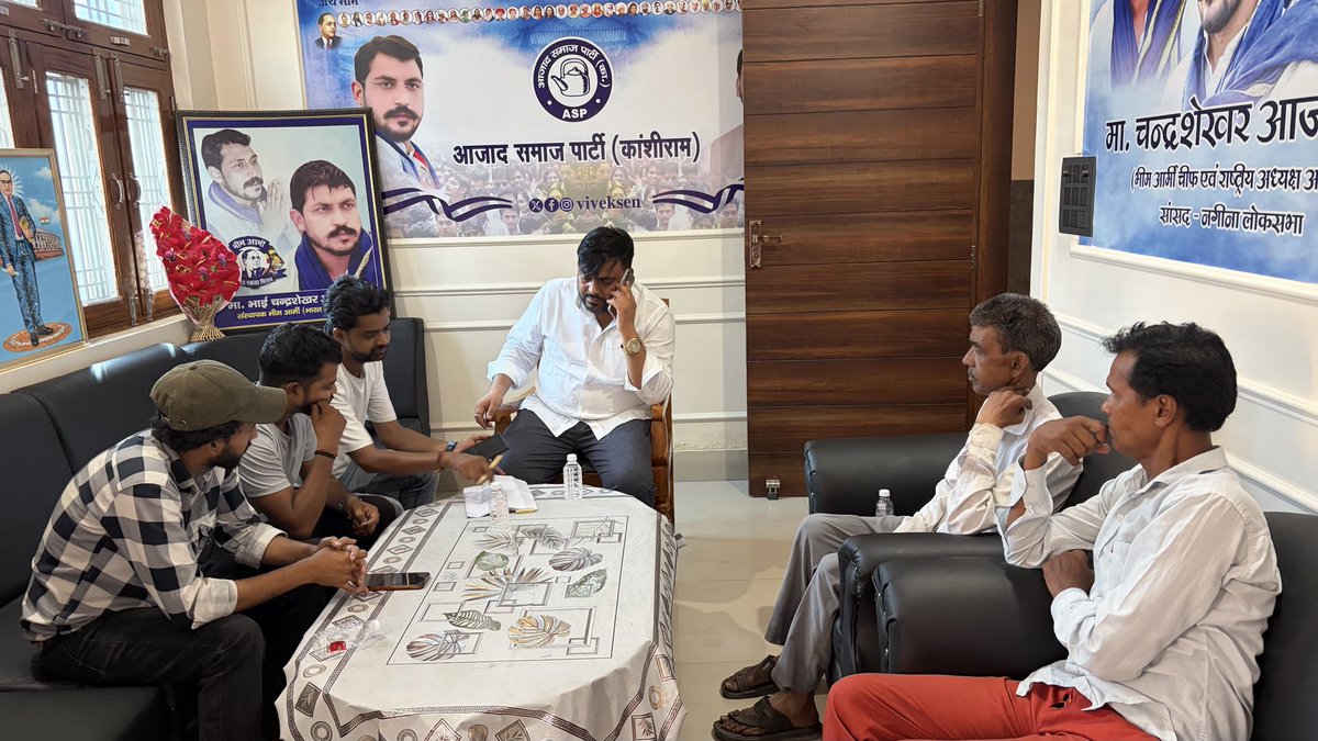VivekSenASP's tweet photo. आज धामपुर स्थित मेरे कार्यालय पर नहटौर विधानसभा क्षेत्र के मोहल्ला वाल्मीकि बस्ती से आए सम्मानित लोगों की समस्याओं को गंभीरता से सुनकर संबंधित अधिकारियों से वार्ता की गई तथा उनके समाधान हेतु आवश्यक कार्रवाई की गई। https://t.co/fclL16fLX2