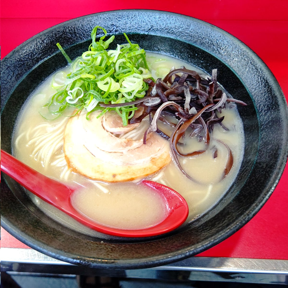 198dcx's tweet photo. 中洲の屋台にて
#IVEラーメン部 https://t.co/qkbl0DeALr