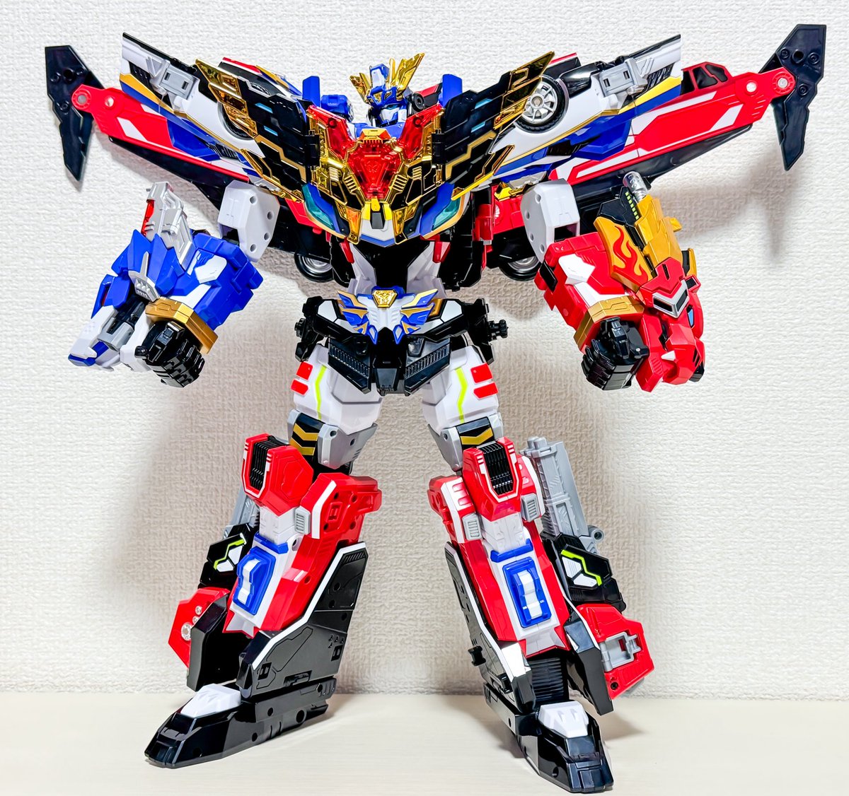 fs0919g's tweet photo. 合体❗️グランブルーレオン‼️

合体まで一通り遊んだがマジで満場一致で大傑作なのが分かるわ！変形合体ギミック、大きさ、可動と文句なしの逸品👍
これは2万円以下で買えていい代物じゃないw他メーカーが戦慄するわ…

惜しむらくはブレイオン腰ジョイントが片方無かった不具合品を引いたことだな🤔 https://t.co/O90V4UuNKm
