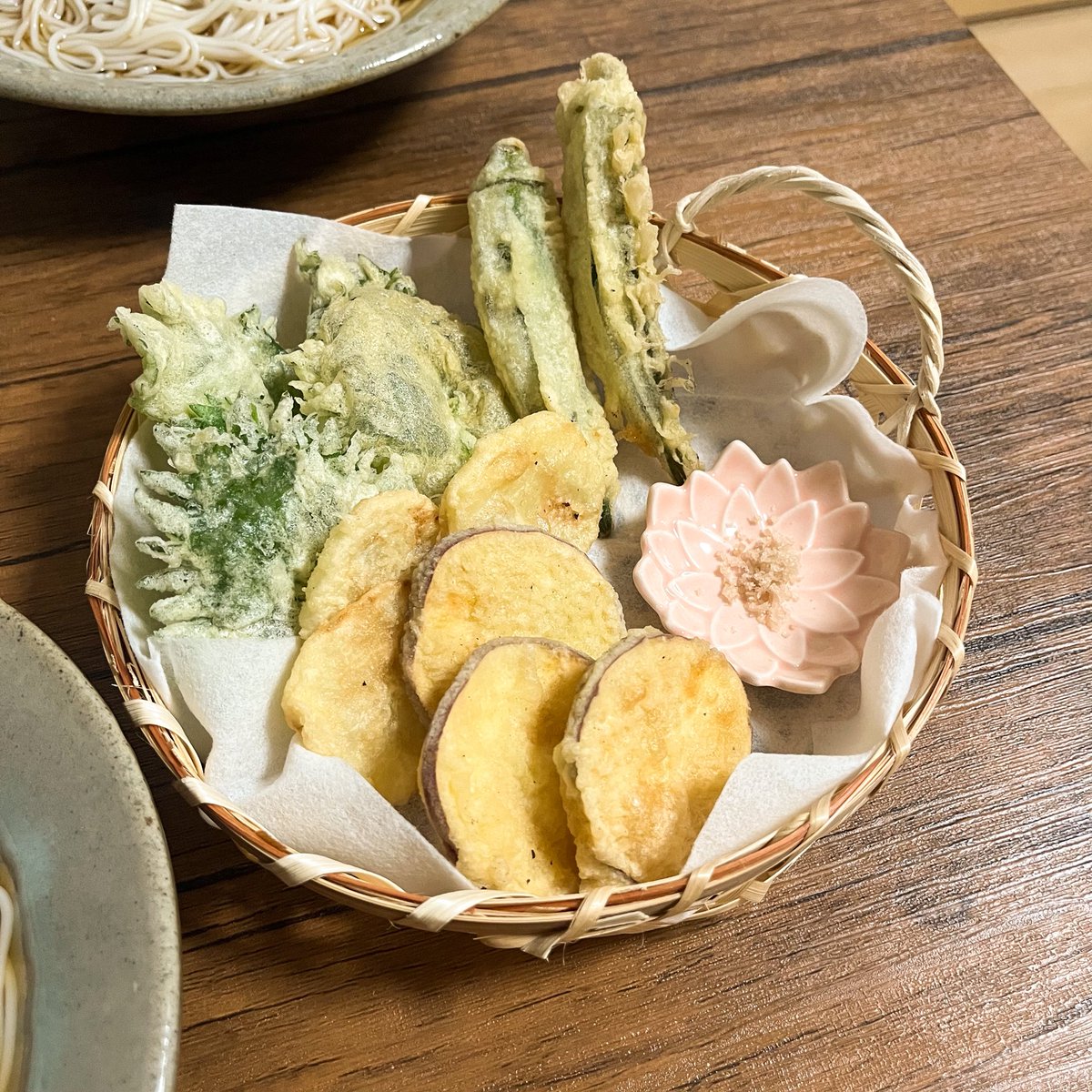 m15_29's tweet photo. 今日は夫ご飯の日 ✨
山形だしをのせた そうめんと 天ぷら ✨
とっても美味しくて たくさん食べた 🙂‍↕️ https://t.co/D2Z7gxxXIg
