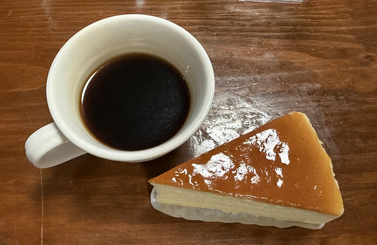 Aska1ndo's tweet photo. 父の日だから、と息子がスーパーでチーズスフレを買ってきた。
たまーにある、こういうの嬉しいよね。

写真、スフレを皿に乗せてないけど、気にしないで。 https://t.co/wSvEXznVXB