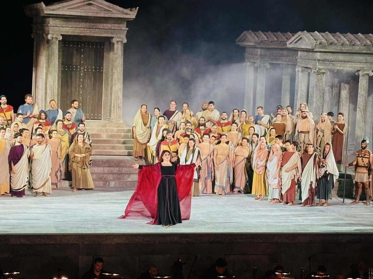 ManuelBrug's tweet photo. Der @NationalOpera ist ein 65 Jahre später eine würdige Reanimation der legendären #Callas-#medea im antiken Theater von #Epidauros gelungen. Perfekter Ort, perfektes Wetter, feine Cast, liebevolle Inszenierung. Und @APirozzisoprano hat sich wacker im Divenschatten geschlagen🩸🗡️ https://t.co/RlvTi9SSf8