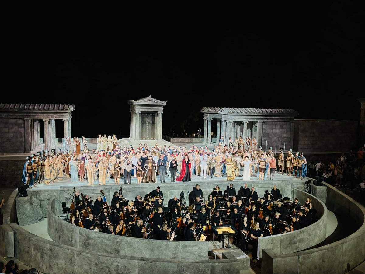 ManuelBrug's tweet photo. Der @NationalOpera ist ein 65 Jahre später eine würdige Reanimation der legendären #Callas-#medea im antiken Theater von #Epidauros gelungen. Perfekter Ort, perfektes Wetter, feine Cast, liebevolle Inszenierung. Und @APirozzisoprano hat sich wacker im Divenschatten geschlagen🩸🗡️ https://t.co/RlvTi9SSf8
