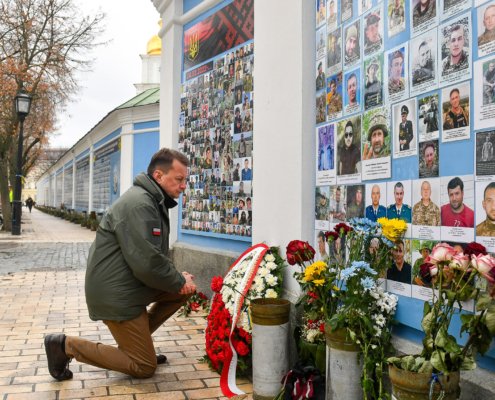 Komrat17's tweet photo. @DariuszMatecki Tych ludzi pan Darek już nie kojarzy. Amnezji dostał. No ale mimo tak ciężkiego udaru chyba zgoda, że należy cały PiS objąć sankcjami bez zgody na wjazd Schengen? Za kolaborację z banderowskimi nazistami i kosmiczną hipokryzję - wieczna hańba i potępienie! https://t.co/BJ3V2qvlTN