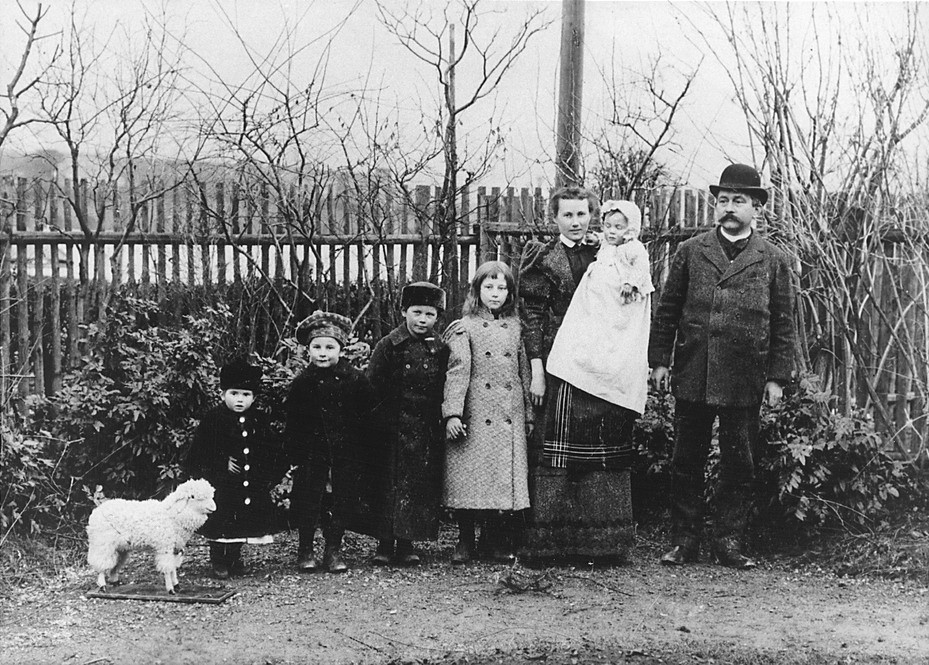 SCHOTT_AG's tweet photo. This Father’s Day, we’re remembering Otto Schott as a pioneering scientist, entrepreneur, and devoted dad. 

This 1896 family portrait shows Otto and Käthe with their five children – including Erich, who would later lead SCHOTT for 41 years. Happy #FathersDay! https://t.co/oO30krvZy5