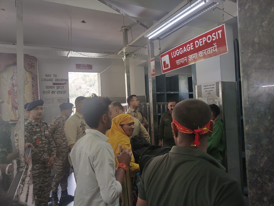GulistanNewsTV's tweet photo. SSP Reasi @Mukund_ips reviews security arrangements along the Shri Mata Vaishno Devi Yatra route and Bhawan area. Stressing heightened vigilance, regular patrolling &amp; seamless coordination, he directs all agencies to ensure a safe and secure pilgrimage for devotees.

@REASIPOLICE https://t.co/uqxijJXHXZ