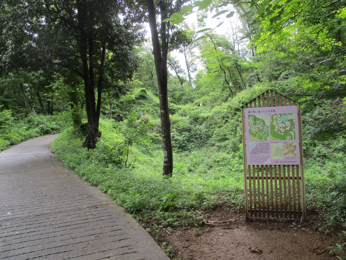 run_run_ranma's tweet photo. 滝山城に設置してある遺構説明板が新しくなりました https://t.co/YyJnqSLs6W