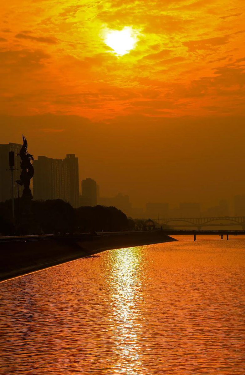lexxrawr's tweet photo. [ University Photography Society is hosting a sunset shoot at the West Campus Lake this Sat 5PM! All skill levels welcome—bring your cameras, catch golden hour vibes u0026 make great shots! DM to sign up! ]， https://t.co/HWu1vFXxNj