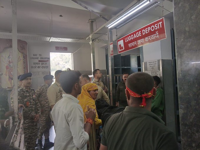 jkchanneltv's tweet photo. SSP Reasi Mukund reviewed security arrangements along the Shri Mata Vaishno Devi Yatra route and Bhawan area. He emphasized heightened vigilance, regular patrolling, and coordination among agencies to ensure a safe and secure pilgrimage for devotees.

#VaishnoDeviYatra #Reasi #JammuKashmir #SecurityUpdate
@Mukund_ips

@REASIPOLICE