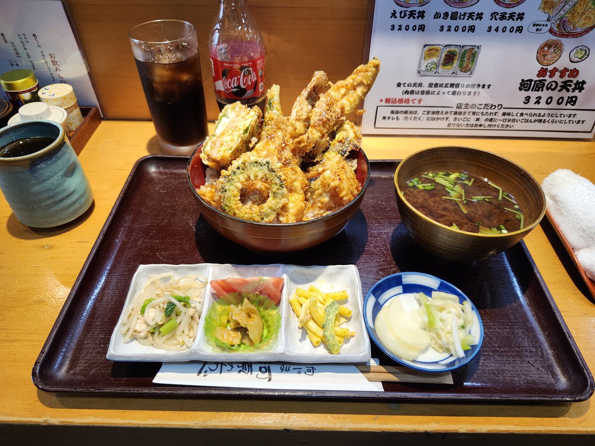 keeper_0819's tweet photo. 昨日は散財したので、今日はのんびりしようかなぁ、と思っていたけれど、なんか天ぷら食べたいなぁ、と思って、YouTubeの「まかないチャレンジ！」でおなじみの向島の「河原のあべ」に行って天丼食べてきました😁とても美味しくいただきました😋
https://t.co/edIoiOVhoJ https://t.co/SffyoqEKka