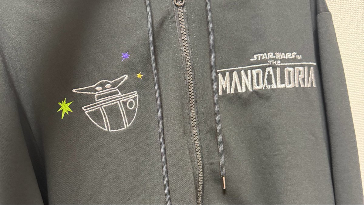 tukishimaroppi's tweet photo. スターウォーズくんはアパレル系に手厚くて優しいな…と思ってるけど、私の超絶お気に入りマンダロリアンパーカーを見てくださいよ……背中のN1スターファイターに親子が乗ってるのも、前面のエイリアン味が強いグローグーもはちゃめちゃにかわいいし、フードに我らの道刺繍入ってるのが最高なので… https://t.co/mzg63AdK1B