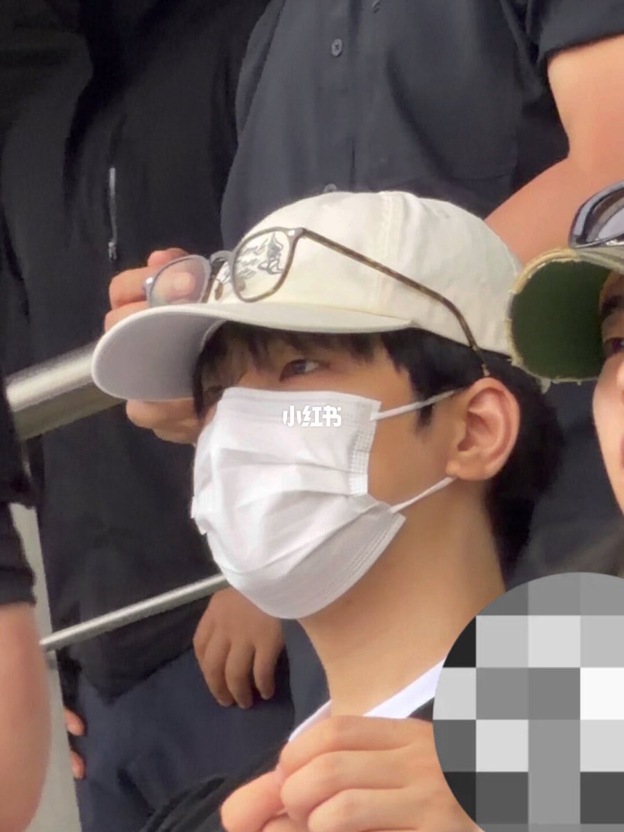 jwvvoo's tweet photo. 눈매는여전하신분아 https://t.co/M9VYVMkm9n