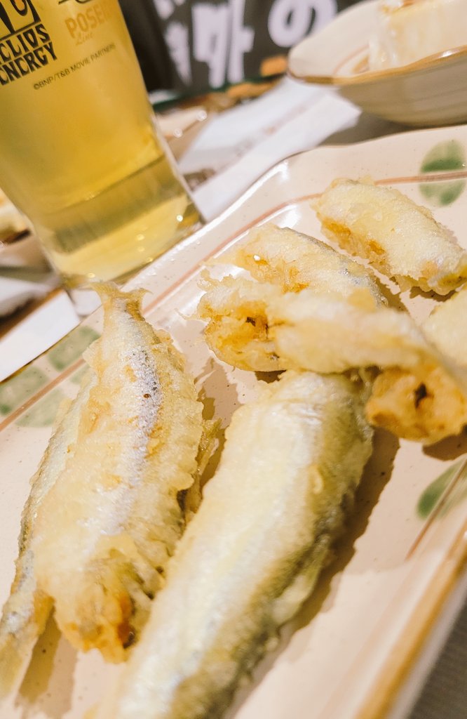 nc1978ryou's tweet photo. 職場の人が紋別で釣って頭もハラワタも取ったチカをお裾分けで届けてくれたので、早速天ぷらにしてもりもり食べて無くなったw
あの人に釣りを教えた人が「釣った魚を自分で捌くまでが釣りだからね、嫁さんにさせるもんじゃないよ」と言っていたのも偉いし、その教えをちゃんと守ってるのも偉いなぁ。 https://t.co/h4Pm9fUkVg