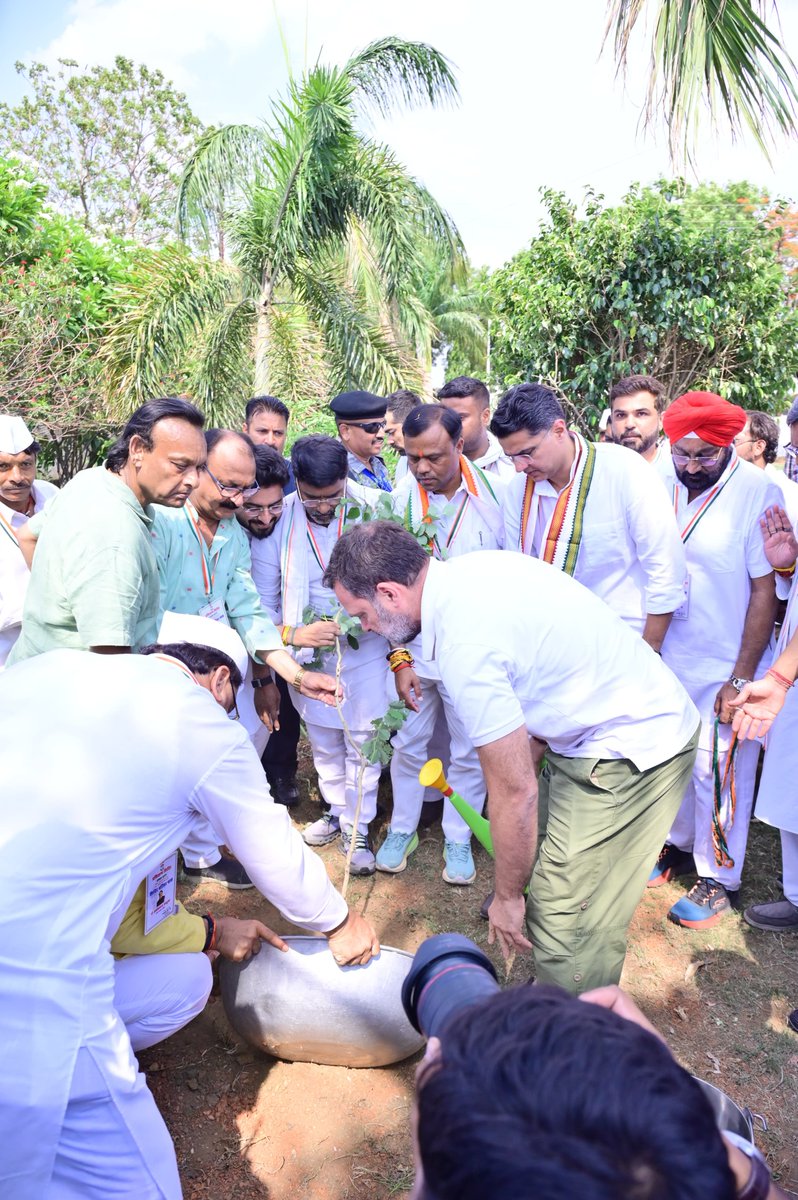 DeepakBaijINC's tweet photo. आज अभनपुर स्थित मंगल भवन में आयोजित DCC संगठन सृजन प्रशिक्षण शिविर में लोकसभा में नेता प्रतिपक्ष माननीय श्री राहुल गांधी जी ने आगमन उपरांत सर्वप्रथम प्रशिक्षण शिविर परिसर में वृक्षारोपण कर पर्यावरण संरक्षण एवं हरित भविष्य का संदेश दिया। https://t.co/CpYlB6cBUW