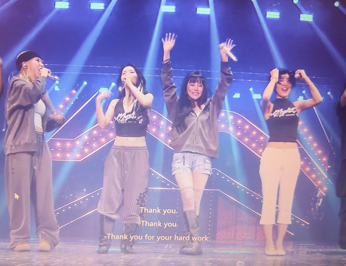 moodarada2's tweet photo. Today's concert was.....

APPROXIMATELY 

3 HOURS &amp; 20 MINUTES LONG

THE LONGEST OF THE 3 DAYS

#MAMAMOO #마마무 https://t.co/0rbIp3F6bQ