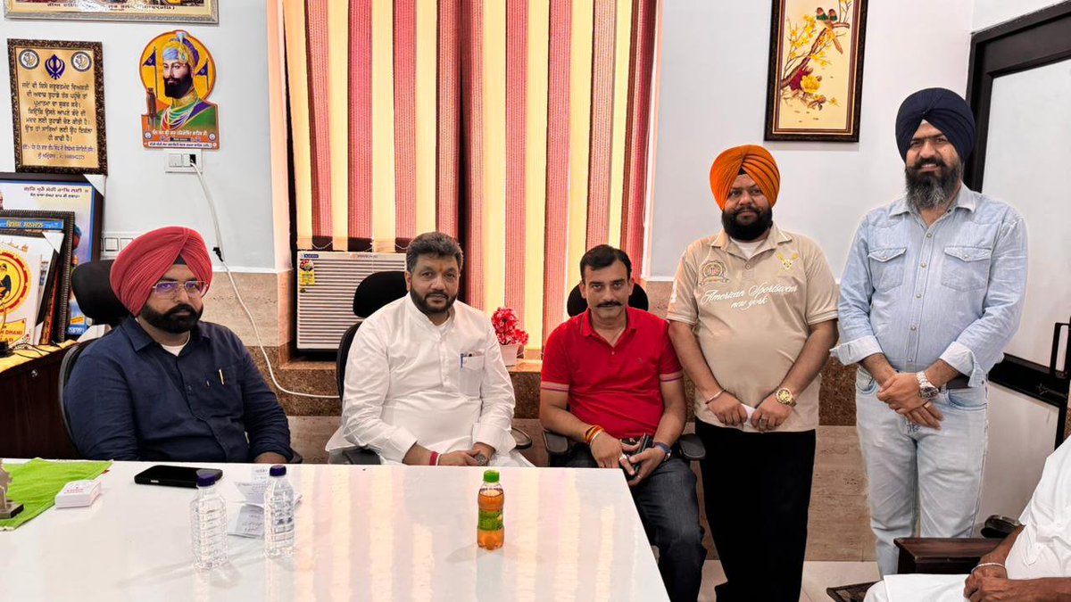BassiOfficial's tweet photo. ਅੱਜ ਸ੍ਰੀ ਅਰੁਣ ਮਹਾਜਨ ਜੀ ਦੀ ਰਹਿਨੁਮਾਈ ਹੇਠ ਉਹਨਾਂ ਦੀ ਸਮੁੱਚੀ ਟੀਮ ਵੱਲੋਂ ਸ਼੍ਰੀਮਤੀ ਪਾਰਵਤੀ ਦੇਵੀ ਹਸਪਤਾਲ ਵਿਖੇ ਖ਼ੂਨ ਦਾਨ ਕੈਂਪ ਦਾ ਆਯੋਜਨ ਕੀਤਾ ਗਿਆ।
ਇਸ ਮੌਕੇ ਕੈਂਪ ਵਿੱਚ ਪਹੁੰਚ ਕੇ ਖ਼ੂਨ ਦਾਨ ਕਰ ਰਹੇ ਸਾਥੀਆਂ ਦੀ ਹੌਸਲਾ-ਅਫ਼ਜ਼ਾਈ ਕੀਤੀ ਅਤੇ ਉਹਨਾਂ ਨਾਲ ਮੁਲਾਕਾਤ ਕਰਕੇ ਇਸ ਮਾਨਵਤਾ ਭਲੇ ਦੇ ਕਾਰਜ ਦੀ ਸ਼ਲਾਘਾ ਕੀਤੀ। https://t.co/FNboOhHza1