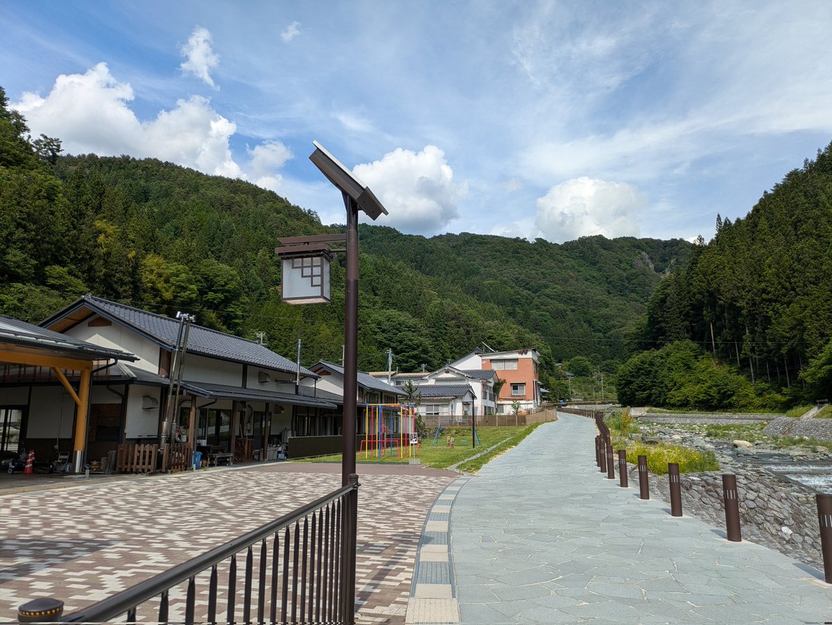 shunishimoto's tweet photo. 以前、山で塩の温泉があるという情報を見かけて、長野県の大鹿村という所に行ってきた。
こういう緑の多い中散策するのは、とてもリラックス出来て良い。😄
この山奥で塩が採れるってスゴイな。 https://t.co/rf2NMRNLtg