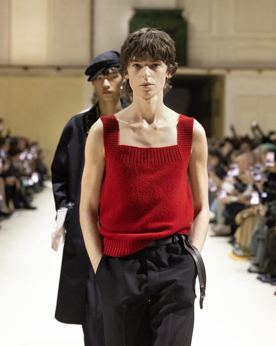 iwishfordaisy's tweet photo. เสื้อที่ปอนด์ใส่น่าจะมาจาก Prada Men’s Fall/Winter 2026 มั้ยนะ ทำไมพอปอนด์ใส่แล้วเสื้อเหลือตัวนิดเดียว ฮืออๆๆ 

POND X PRADA FLYING TO MILAN

#PradaSS27xPond
#Prada @Prada
#ppnaravit https://t.co/ryez6o4VrT