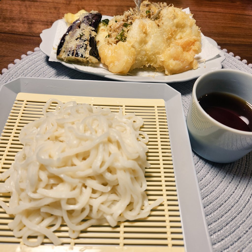 nonoc46493's tweet photo. 舞茸いっぱいあったから
天ぷら と うどんにした🍤 https://t.co/HBEKNAx6pt