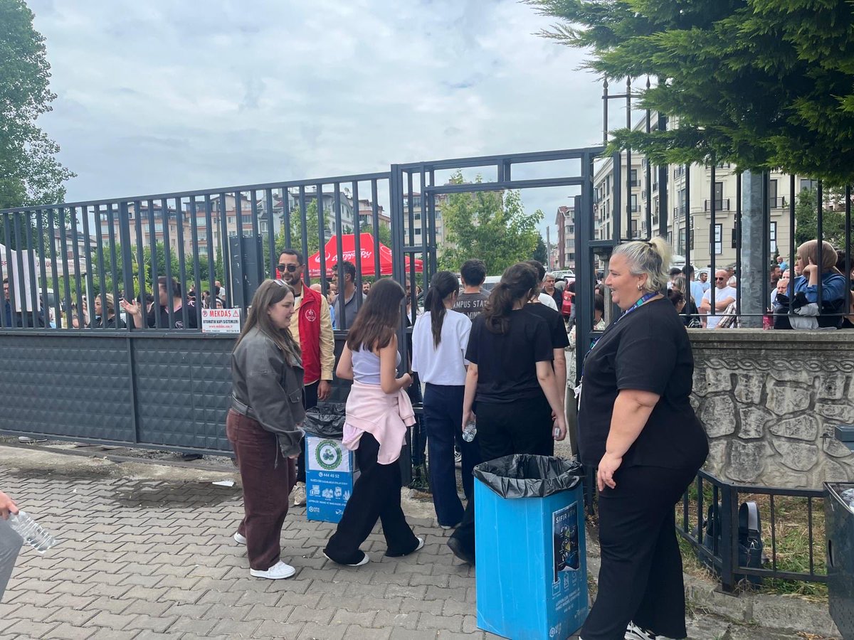 GSB_OrduGM's tweet photo. Her yıl olduğu gibi bu yıl da Genç Dönüşüm projesi kapsamında okul kapılarında stantlarımızı kurduk, ÖSYM tarafından dağıtılan kalemleri topladık. ♻️ 

Şimdi onları köy okullarındaki kardeşlerimize ulaştırma zamanı. https://t.co/1kFD0ejH6d