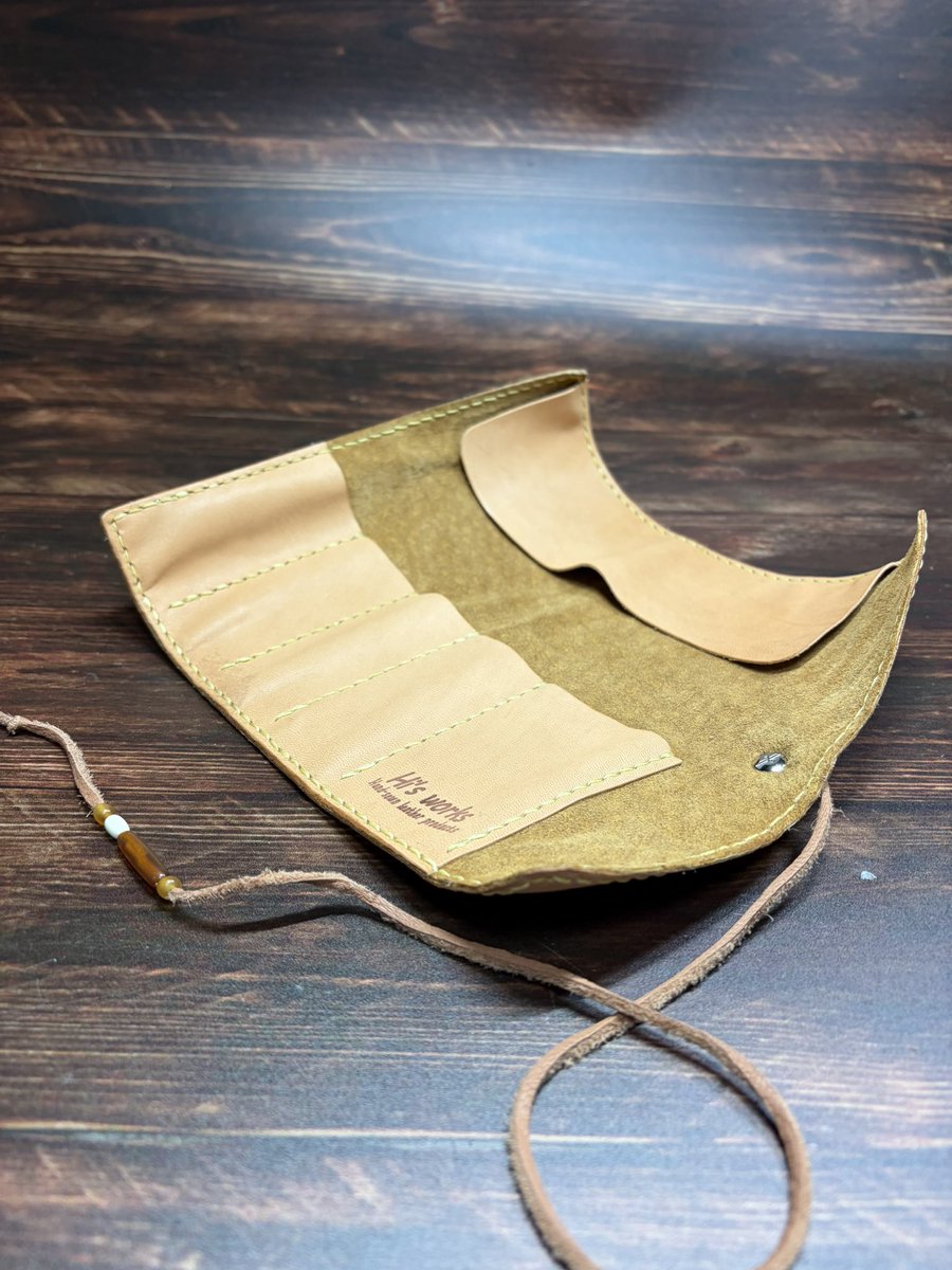 His_works's tweet photo. 【ロールペンケース　ナチュラルモデル】
完成、発送済みです。
オーダーいただき誠にありがとうございました。

#レザークラフト #ハンドメイド #ロールペンケース https://t.co/5uDmXs8a17