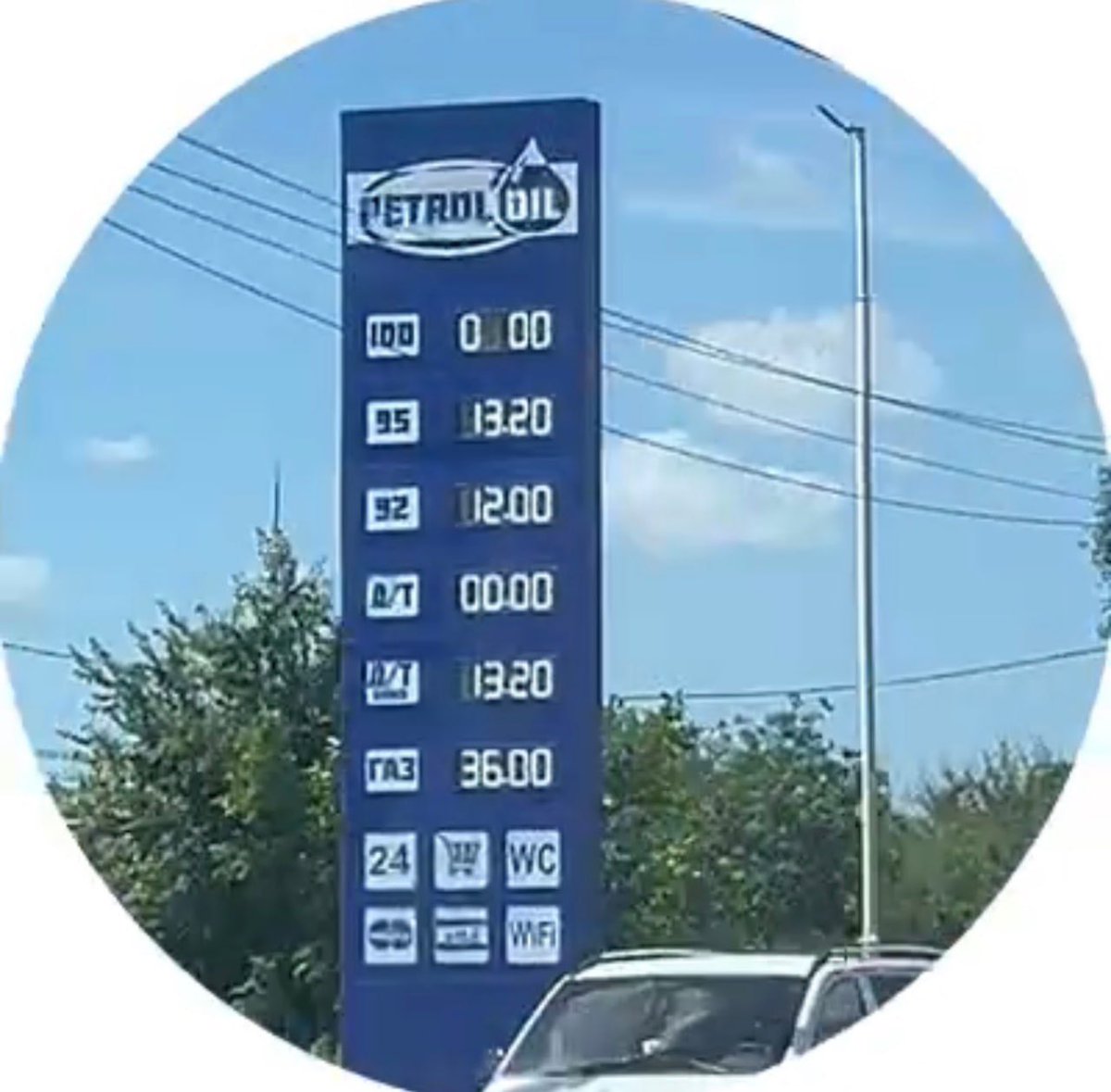 PowerNaShary's tweet photo. В оккупированном Мариуполе цены на АЗС указаны за 100 мл, чтобы не нарушать сказку про “богатую“ жизнь под оккупантами. https://t.co/fcR7insRh4