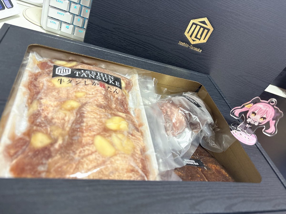 PekeIsPeak's tweet photo. 先日、LoL親子カスタムの優勝商品を一心たん助(#IsshinTansuke )様から頂きました🥳🥳🫶ありがとうございます!!
お肉の中で1番タンが好きなんだけど、あまりに美味しくて1人でおどってしまいました(実話)
いっぱい食べてもっと大きくなるぞ~‼️‼️🍖 https://t.co/DbY56YDght