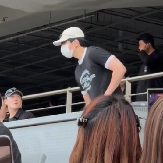 feat_jww's tweet photo. that buff with his wide shoulders ??????? omg wonwoo https://t.co/9bAuTuU7tc