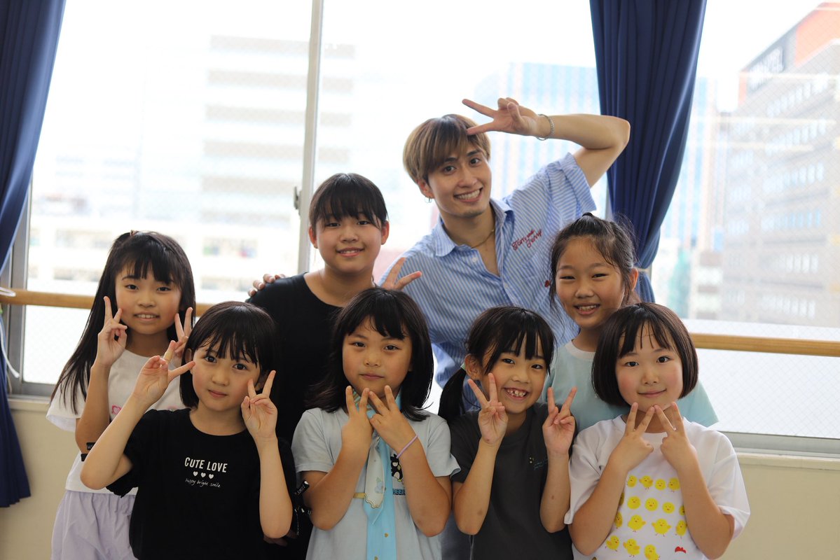 M_music39's tweet photo. 【🕺✨TERUPOPさんダンスワークショップ終了✨🕺】

TERUPOPさんによるダンスワークショップが無事終了しました！

基礎から実践まで、一つひとつ丁寧にご指導いただき、参加者のみんなも終始真剣な表情で楽しくレッスンに取り組んでいました🔥

プロの現場で活躍されるTERUPOPさんだからこそ伝えられる表現力や魅せ方、そしてダンスへの向き合い方を学べる、とても貴重な時間となりました✨

素晴らしいレッスンをしてくださったTERUPOPさん、本当にありがとうございました！

これからも様々なジャンルの特別レッスンやワークショップを開催していきますので、ぜひお楽しみに😊

#エムミュージック #TERUPOP #ダンス #ワークショップ開催 #大森

@TERUPOP