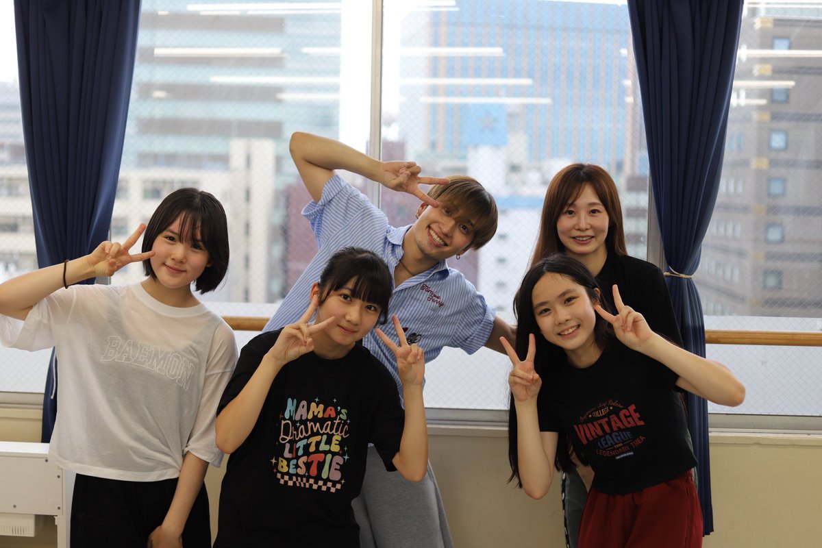 M_music39's tweet photo. 【🕺✨TERUPOPさんダンスワークショップ終了✨🕺】

TERUPOPさんによるダンスワークショップが無事終了しました！

基礎から実践まで、一つひとつ丁寧にご指導いただき、参加者のみんなも終始真剣な表情で楽しくレッスンに取り組んでいました🔥

プロの現場で活躍されるTERUPOPさんだからこそ伝えられる表現力や魅せ方、そしてダンスへの向き合い方を学べる、とても貴重な時間となりました✨

素晴らしいレッスンをしてくださったTERUPOPさん、本当にありがとうございました！

これからも様々なジャンルの特別レッスンやワークショップを開催していきますので、ぜひお楽しみに😊

#エムミュージック #TERUPOP #ダンス #ワークショップ開催 #大森

@TERUPOP
