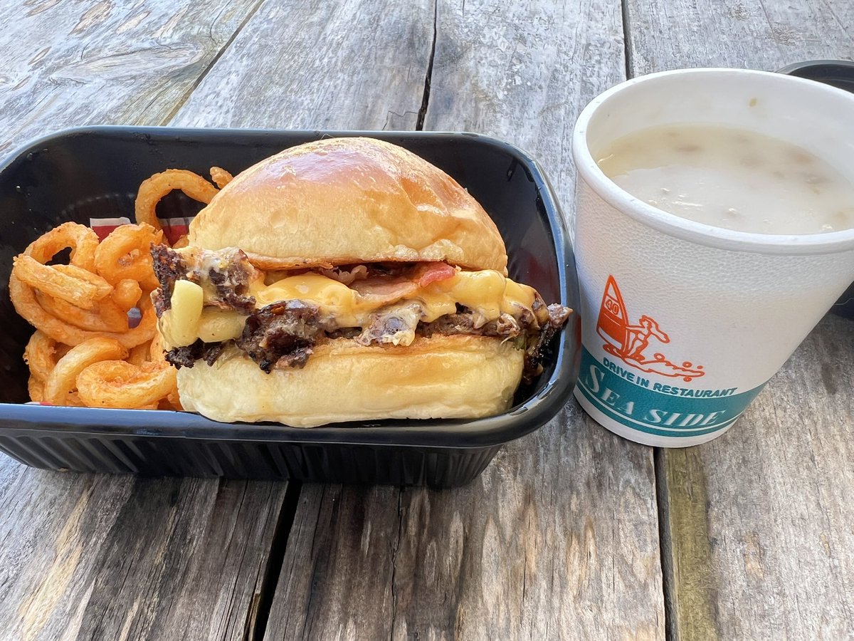 Ryo_chan58's tweet photo. 暑い通り越して焦げた🥵めーっちゃいい天気！日焼け止め意味なし
スープ買って、はじめましてのお店へ。シェイクが、あたし好みだった😋🥤𓈒𓂂𓏸ハンバーガーの中にマカロニチーズとチーズとベーコン入ってるの🐴💓でした https://t.co/ru1rOXCQ0H