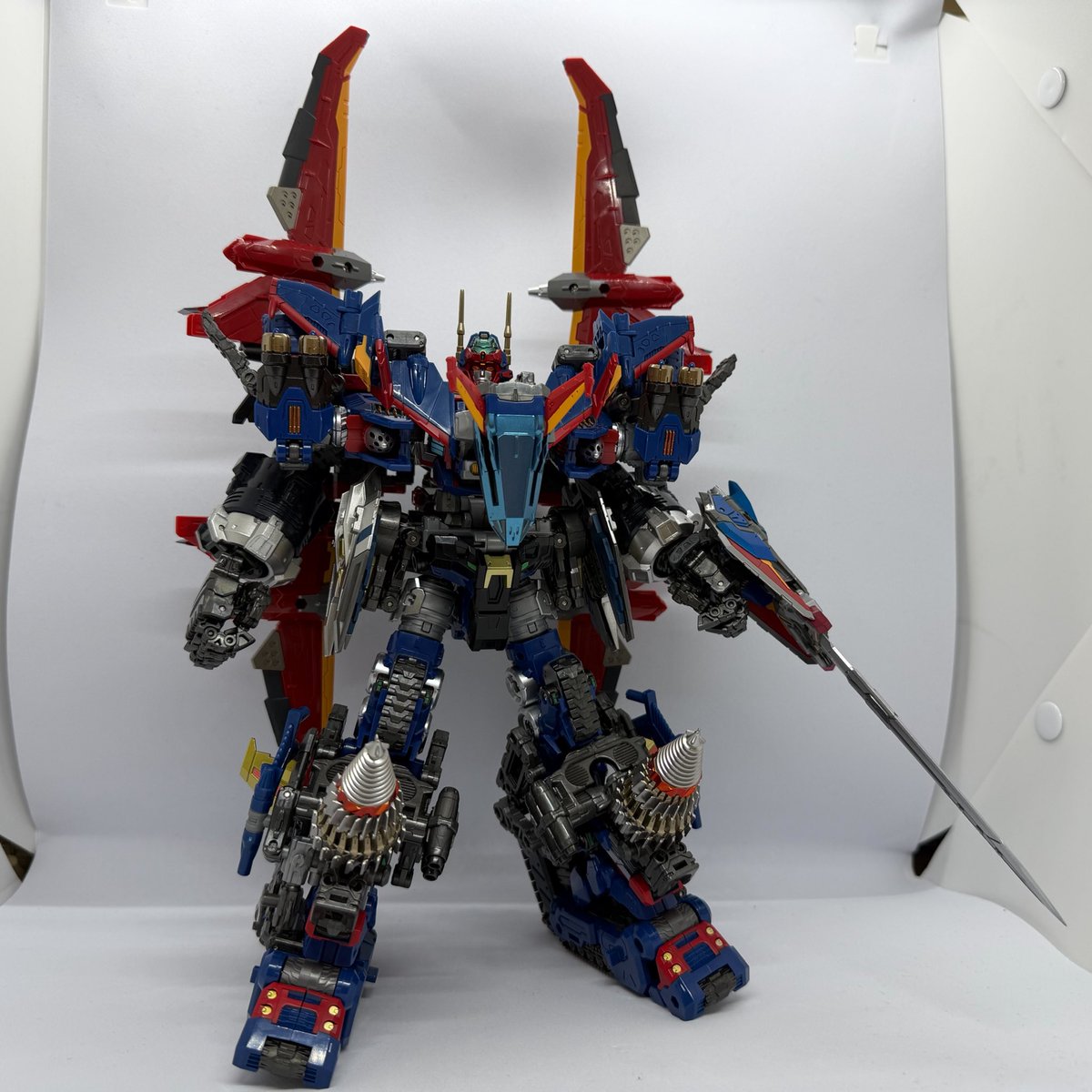 kenta_wing's tweet photo. 【 バトルスX-Ω 】

バトルスX1の強化プランの一例。
パワーを重視した格闘主体のカスタムで、主武装は腕のガントレットキャリバー(手甲剣)のみ。増した機体重量に対し、4枚羽根で機動力を補おうという強引な設計。

純正ビルドです。

#ダイアクロンコンペX
#カスタム部門 https://t.co/iMcfpp1dpD
