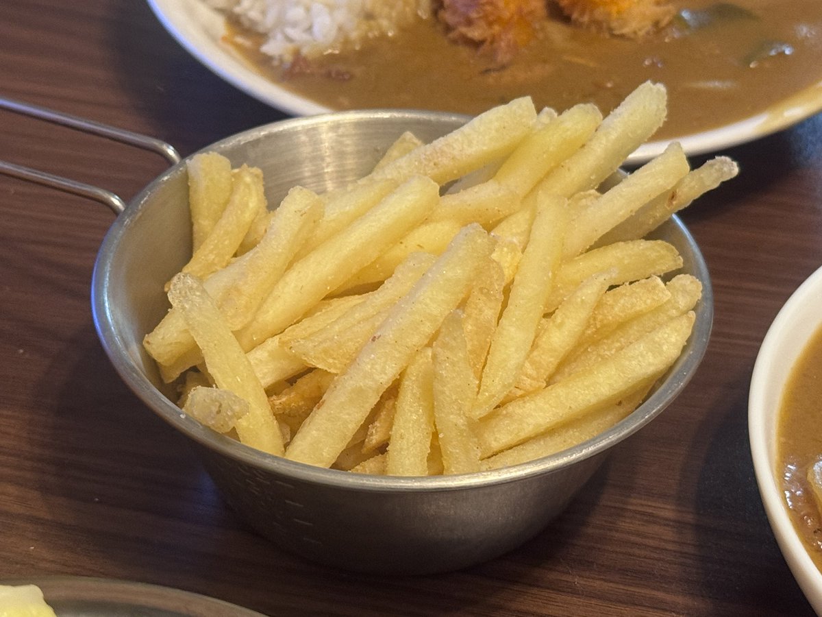 hakoneko's tweet photo. 本日のとうちゃんめし
缶詰カレー海老フライのせ。白菜の浅漬け。フライドポテトコンソメ味。
防災袋にあったイナバのチキンカレーとホテイの焼き鳥缶でカレーを作る。そのままだと寂しいから揚げ物を添える。
今日も感謝して、イタダキマス。
#料理好きな人と繋がりたい
#シェラカップ https://t.co/4EB0Hv737l