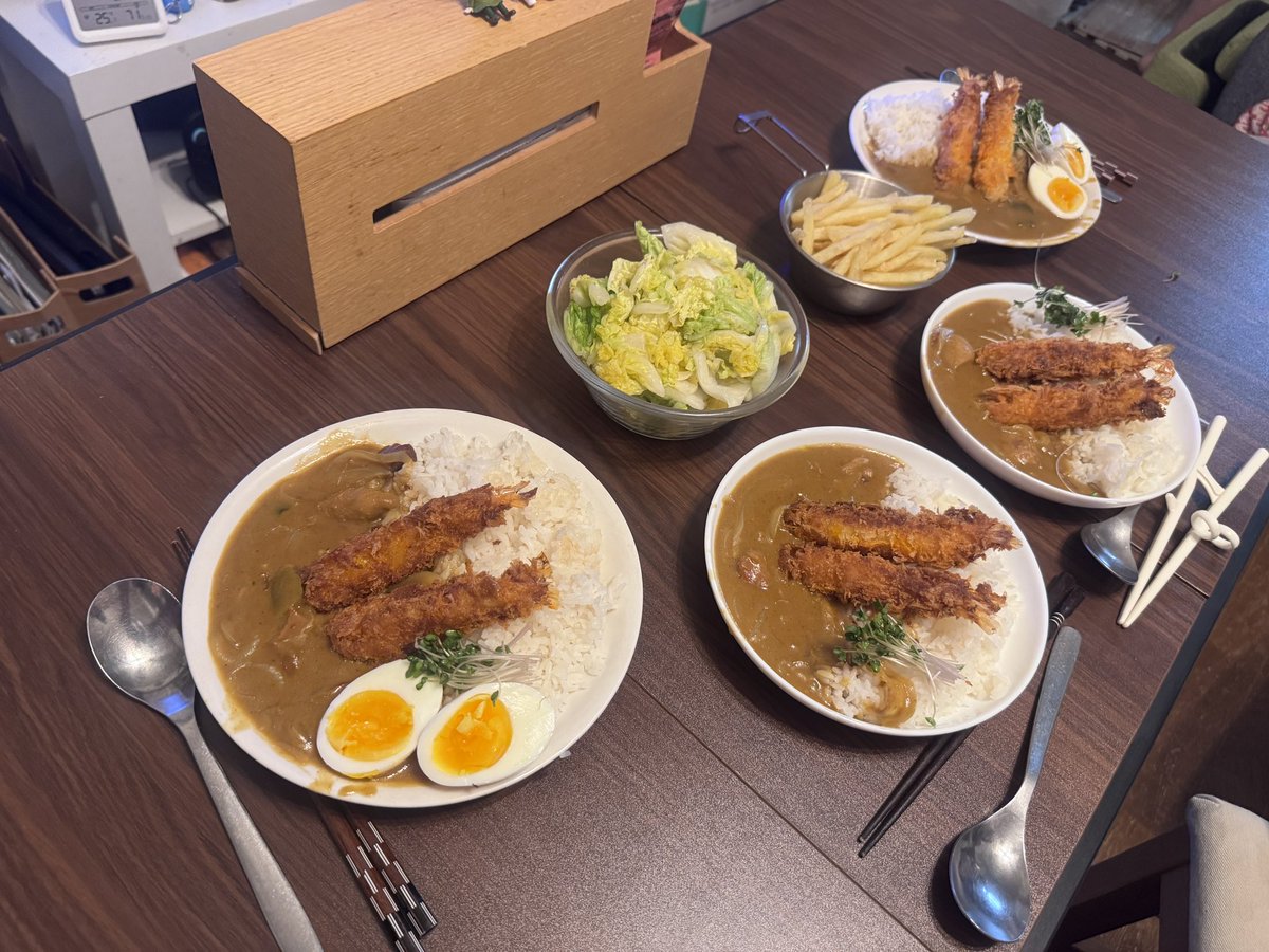 hakoneko's tweet photo. 本日のとうちゃんめし
缶詰カレー海老フライのせ。白菜の浅漬け。フライドポテトコンソメ味。
防災袋にあったイナバのチキンカレーとホテイの焼き鳥缶でカレーを作る。そのままだと寂しいから揚げ物を添える。
今日も感謝して、イタダキマス。
#料理好きな人と繋がりたい
#シェラカップ https://t.co/4EB0Hv737l