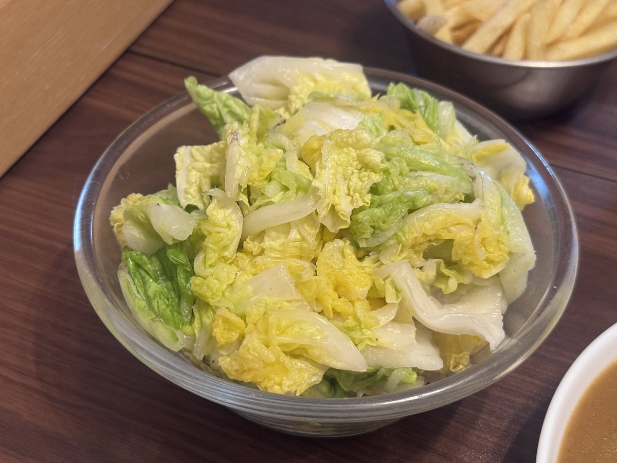 hakoneko's tweet photo. 本日のとうちゃんめし
缶詰カレー海老フライのせ。白菜の浅漬け。フライドポテトコンソメ味。
防災袋にあったイナバのチキンカレーとホテイの焼き鳥缶でカレーを作る。そのままだと寂しいから揚げ物を添える。
今日も感謝して、イタダキマス。
#料理好きな人と繋がりたい
#シェラカップ https://t.co/4EB0Hv737l
